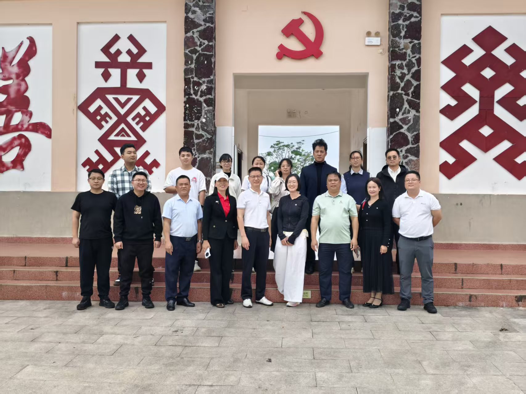 海南萬泰公司黨支部參加省建設信息協會赴白沙縣助力鄉(xiāng)村振興調研活動